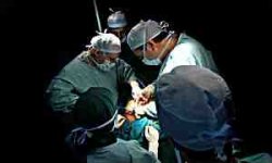 جراحی نوزاد با قلب خارج از سینه با موفقیت در حال انجام است